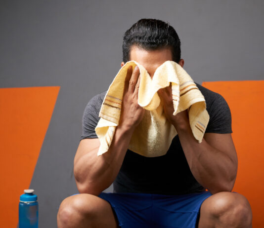 הזעת יתר בכל הגוף – סיבות, משמעויות ומה אפשר לעשות